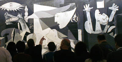 El Guernica de Pablo Picasso recibió muchos visitantes en el museo Reina Sofía, en la víspera del aniversario del bombardeo