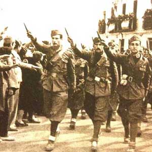Arditi" fascistas italianos desfilan daga en mano, a su entrada en Guadalajara, frente al Palacio del Infantado, el 28 de marzo de 1939. Copyright Foro por la Memoria Guadalajara.